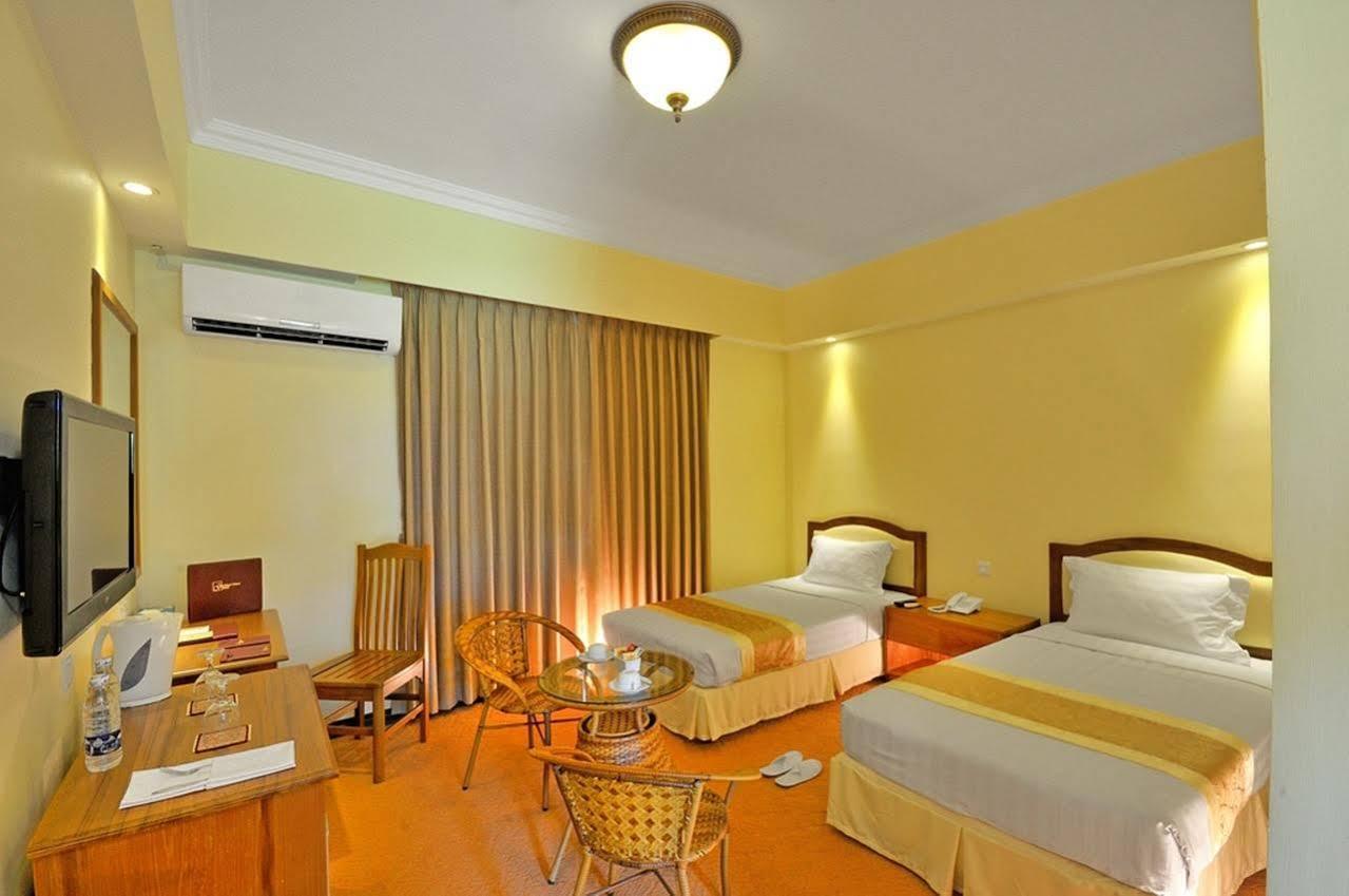 Royal Golden View Hotel Yangon Extérieur photo